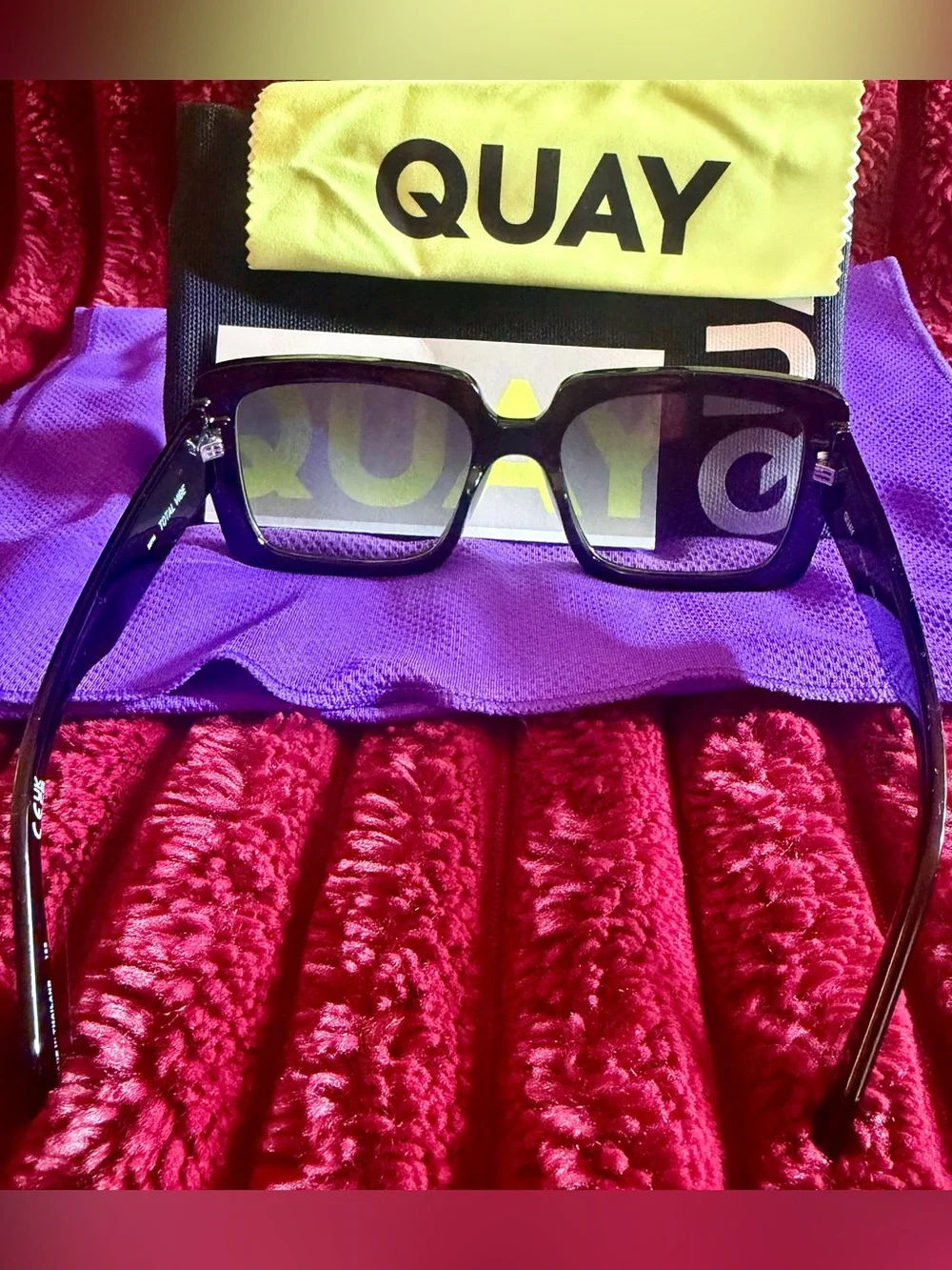 🕶️ Quay Australia Black Square Frame Sunglasses with Yellow Microfiber Cloth